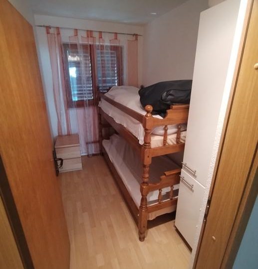 Ližnjan, samostojeća kuća sa 2 stana i lijepom okućnicom!