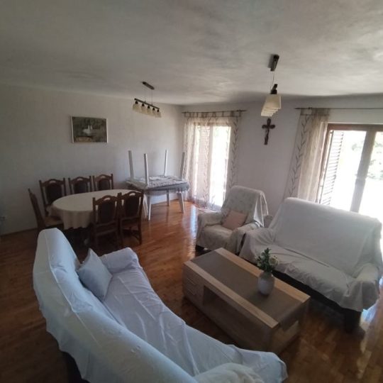 Ližnjan, samostojeća kuća sa 2 stana i lijepom okućnicom!