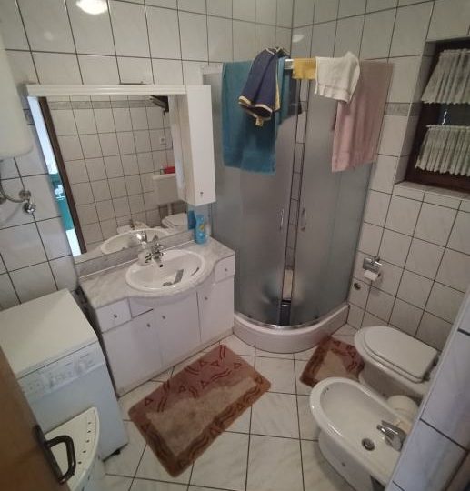 Ližnjan, samostojeća kuća sa 2 stana i lijepom okućnicom!