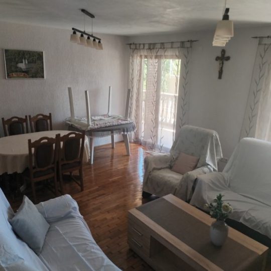 Ližnjan, samostojeća kuća sa 2 stana i lijepom okućnicom!