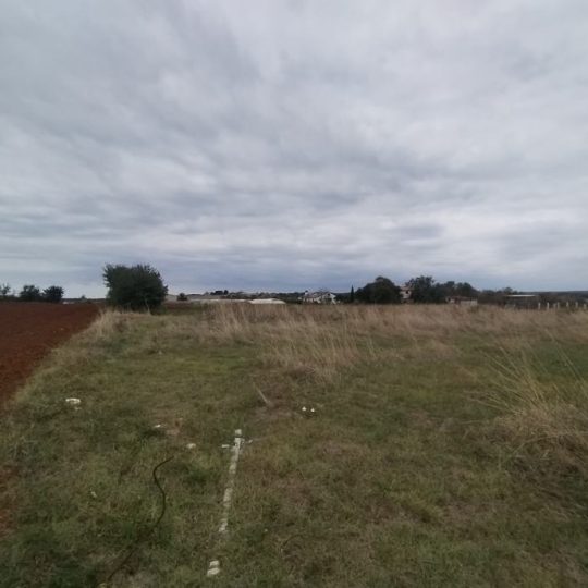 Okolica Pule, 580 m2 urbanizirane zemlje, za ulaganje!