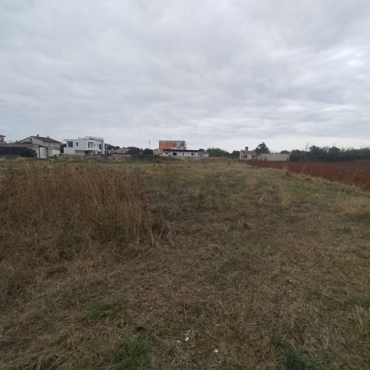 Okolica Pule, 580 m2 urbanizirane zemlje, za ulaganje!