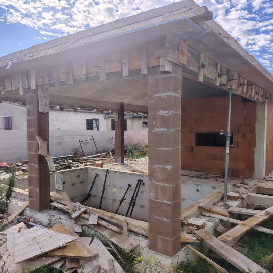 Samostojeća obiteljska kuća s bazenom!